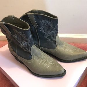 BRAND NEW cowboy boots